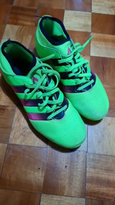 Botines de fútbol verdes con tacos Adidas - miniatura 1