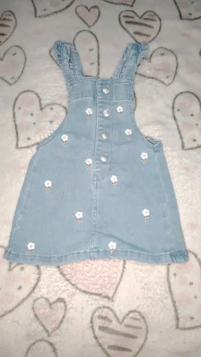Vestido de mezclilla para niña con bordado floral - miniatura 1