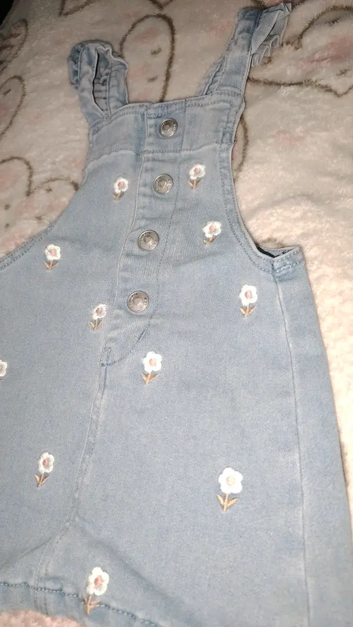 Vestido de mezclilla para niña con bordado floral - 2