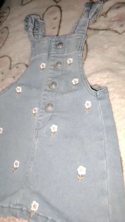 Vestido de mezclilla para niña con bordado floral - miniatura 2