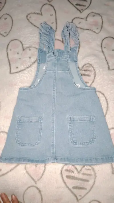 Vestido de mezclilla para niña con bordado floral - miniatura 3
