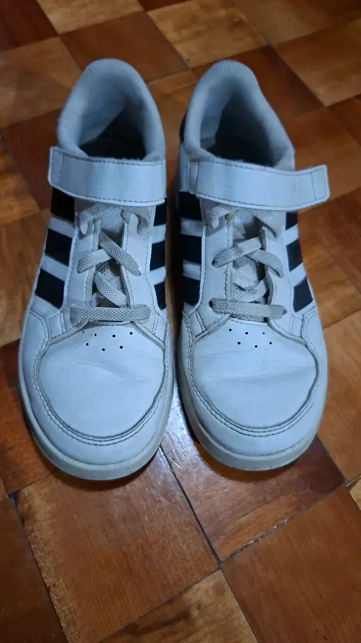 Zapatillas deportivas Adidas blancas con tiras negras - 1
