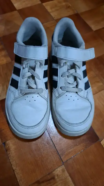 Zapatillas deportivas Adidas blancas con tiras negras - miniatura 1