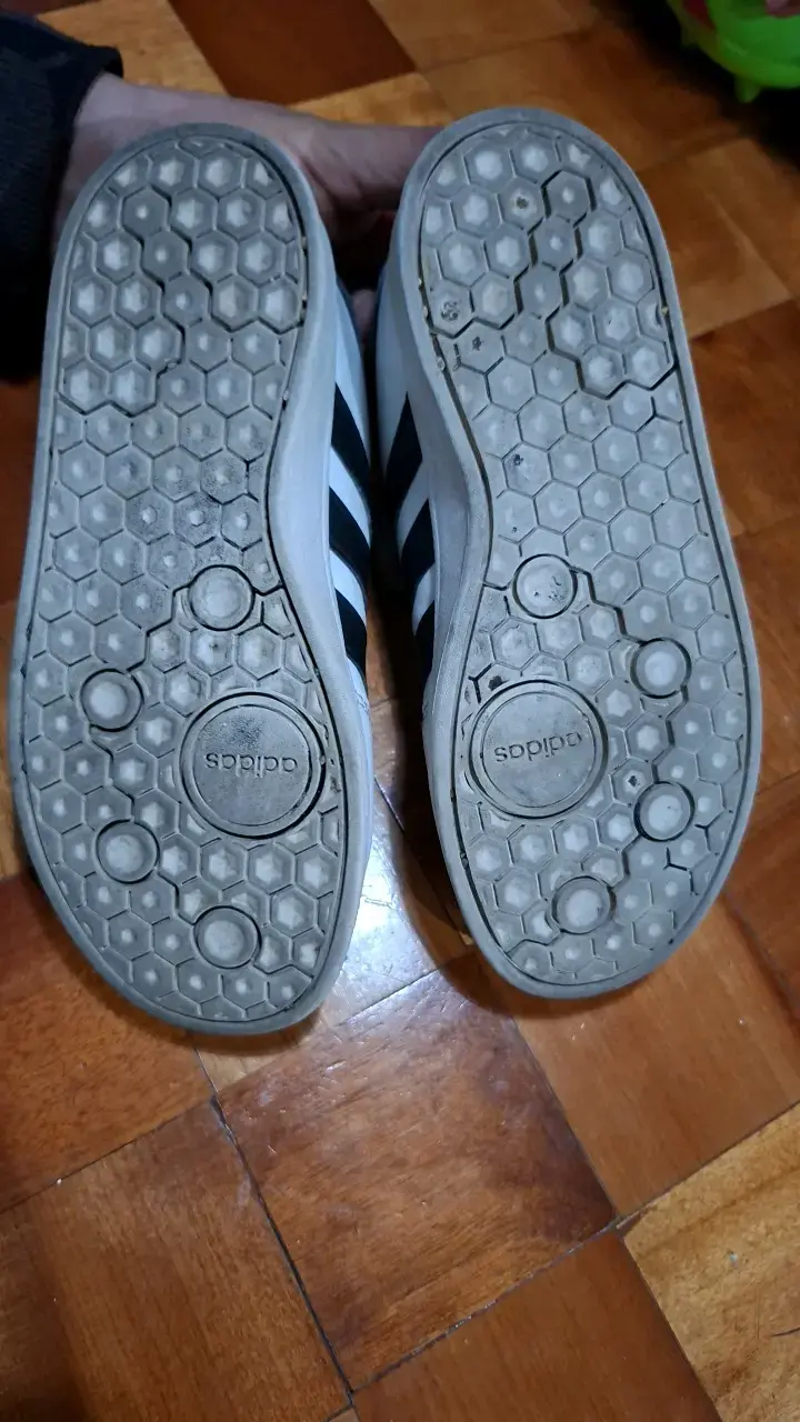 Zapatillas deportivas Adidas blancas con tiras negras - 2