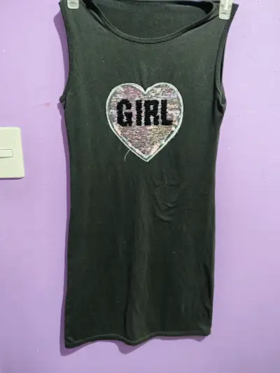 Vestido sin mangas negro con diseño de corazón - miniatura 2