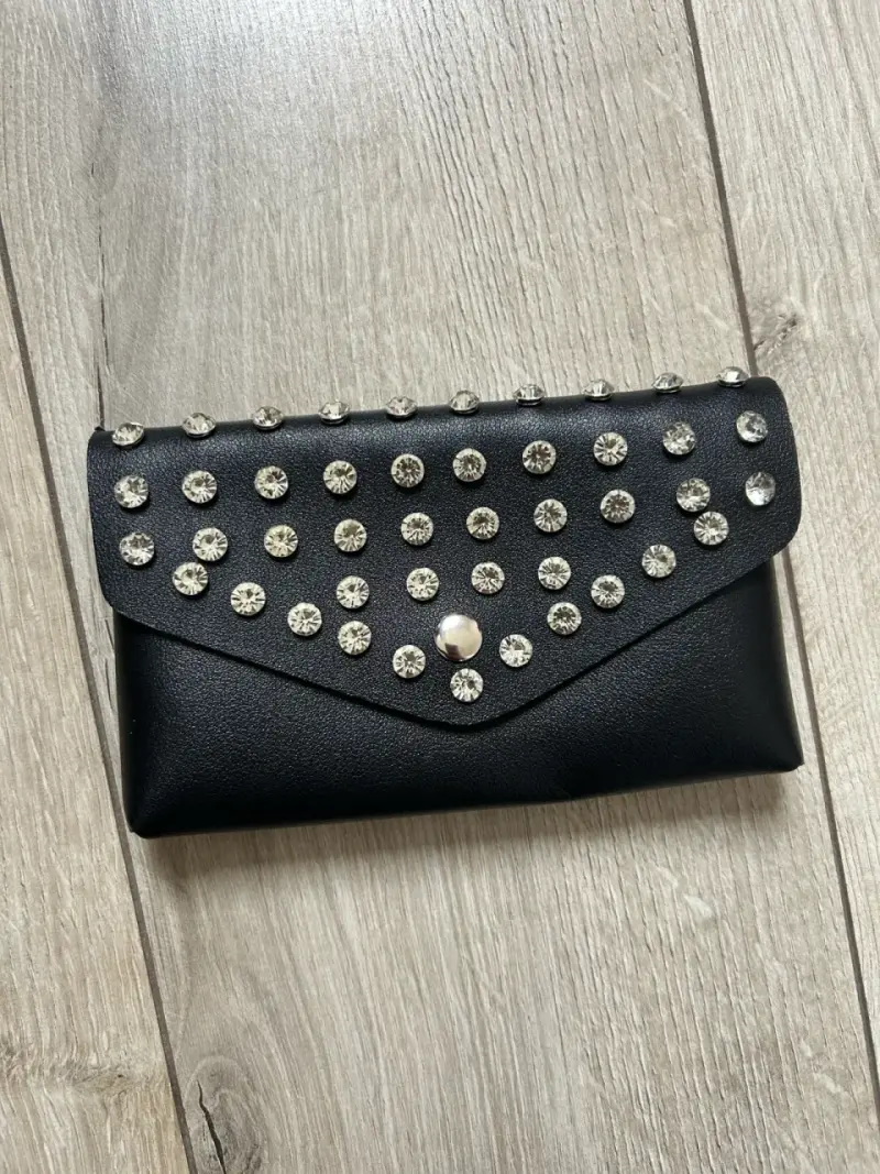 Riñonera negra con tachas brillantes