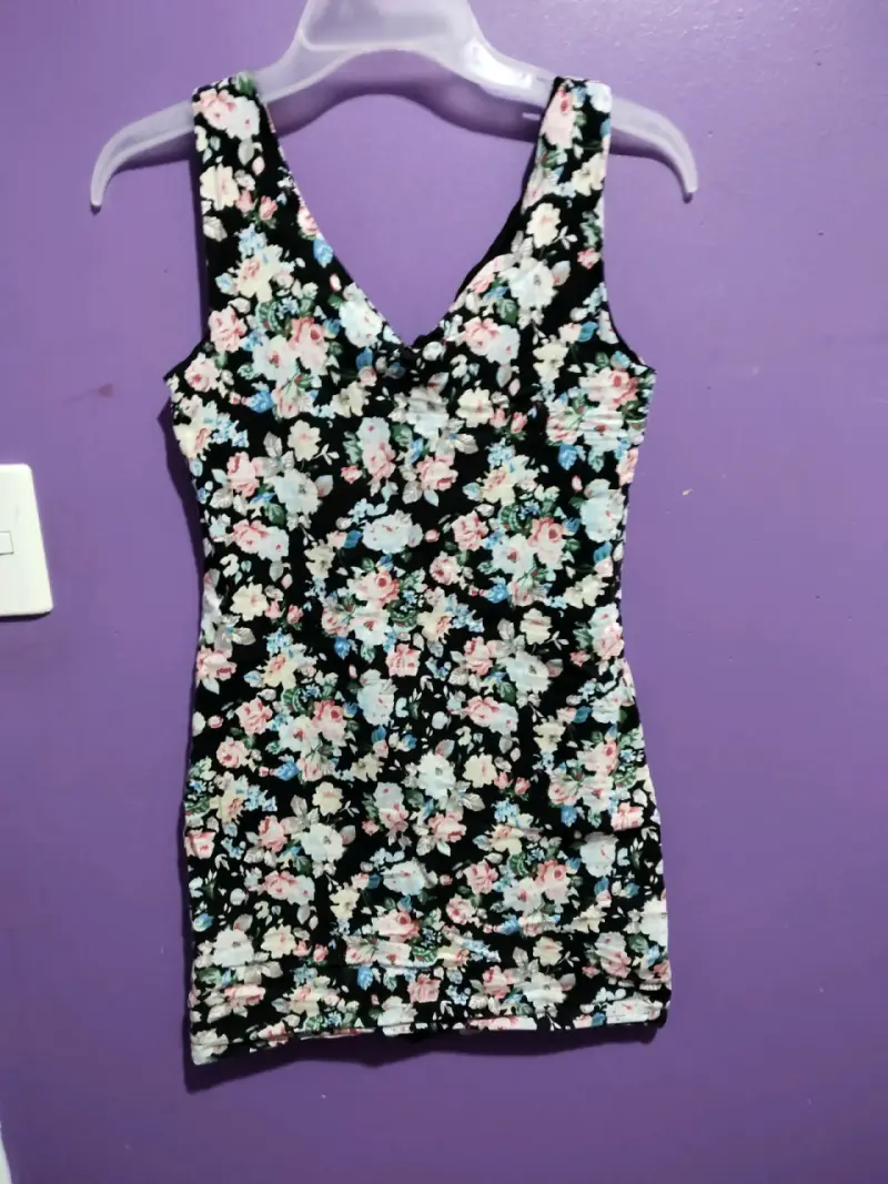 Vestido corto floral sin mangas