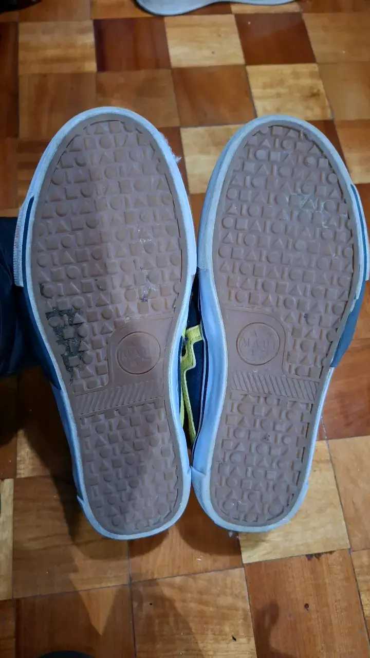 Zapatillas Maui & Sons azul con detalles amarillos - 2