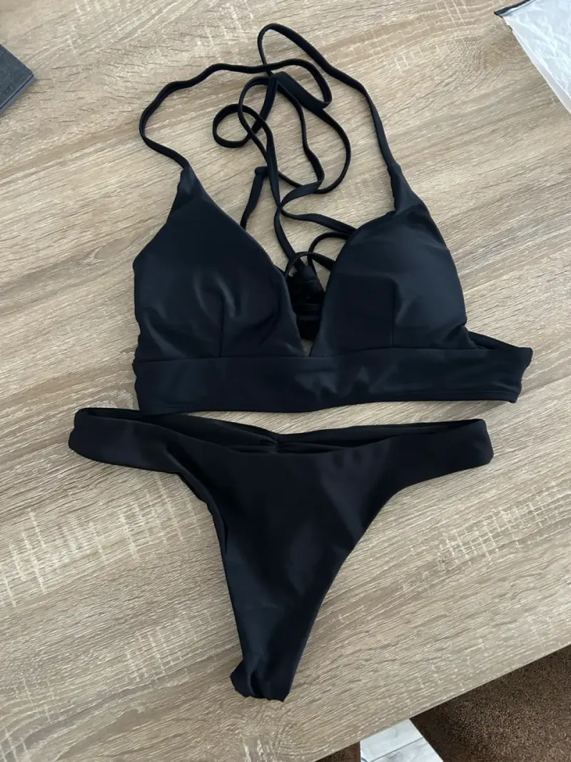 Bikini negro de dos piezas con tirantes