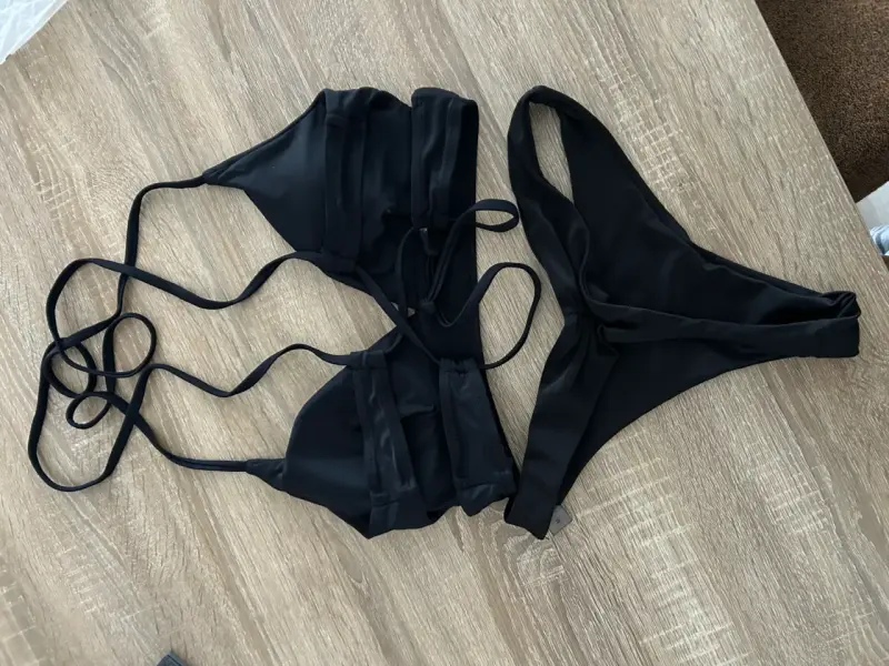 Bikini negro de dos piezas con tirantes - 2