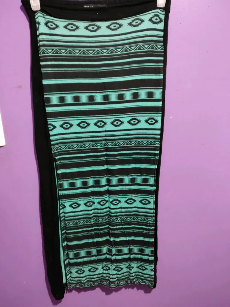 Falda larga con estampado étnico verde y negro