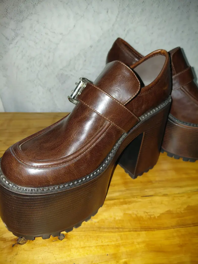 Zapatos de plataforma marrones con hebilla metálica - 1