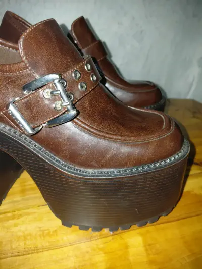 Zapatos de plataforma marrones con hebilla metálica - miniatura 2