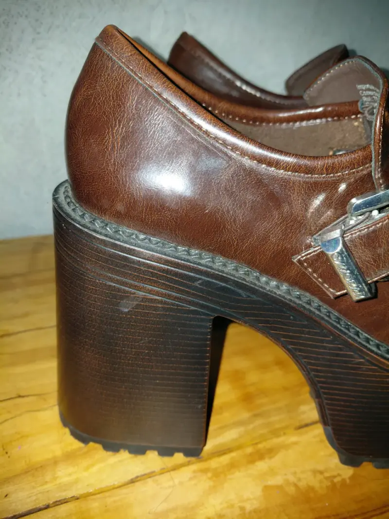 Zapatos de plataforma marrones con hebilla metálica - 3