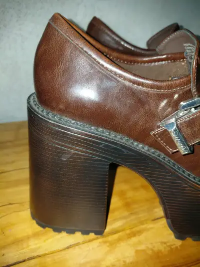 Zapatos de plataforma marrones con hebilla metálica - miniatura 3