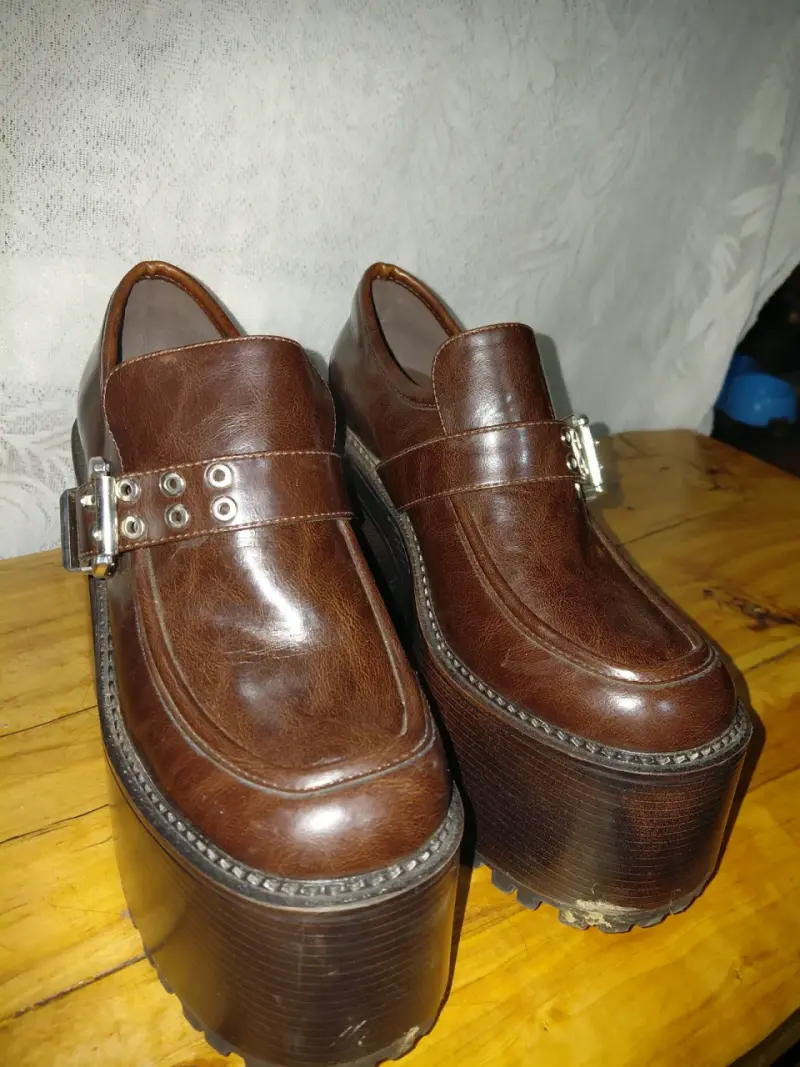 Zapatos de plataforma marrones con hebilla metálica - 4