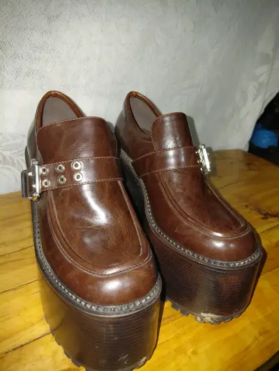 Zapatos de plataforma marrones con hebilla metálica - miniatura 4