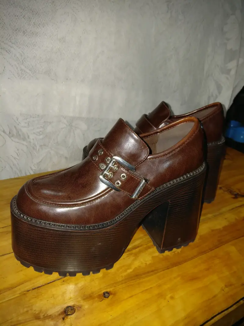 Zapatos de plataforma marrones con hebilla metálica - 5