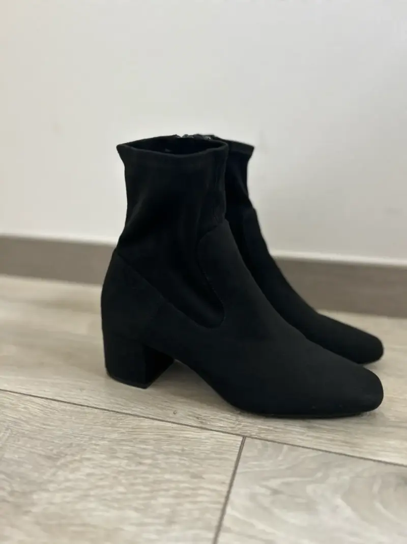 Botines negros de gamuza con tacón medio
