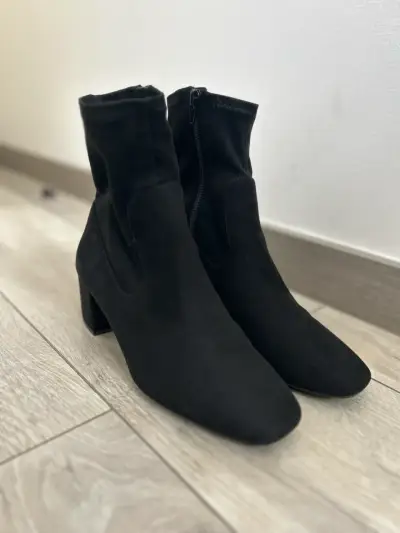Botines negros de gamuza con tacón medio - miniatura 2