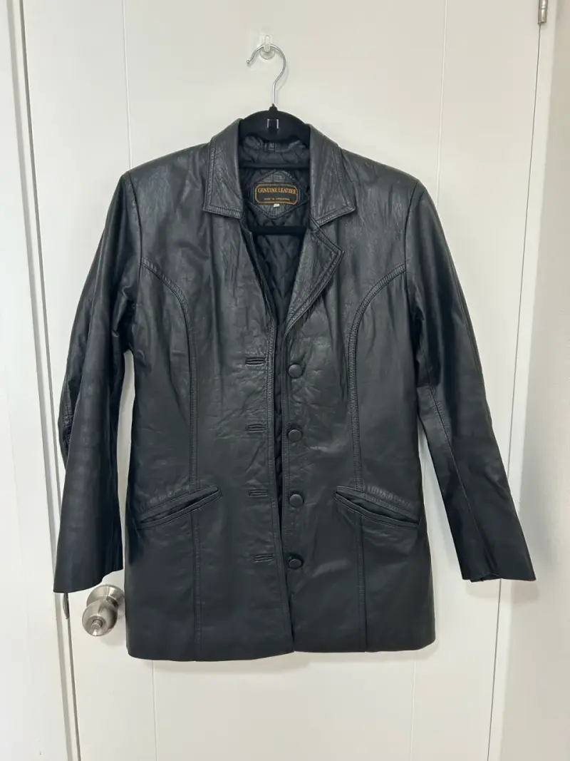 Chaqueta de cuero genuino negra para mujer