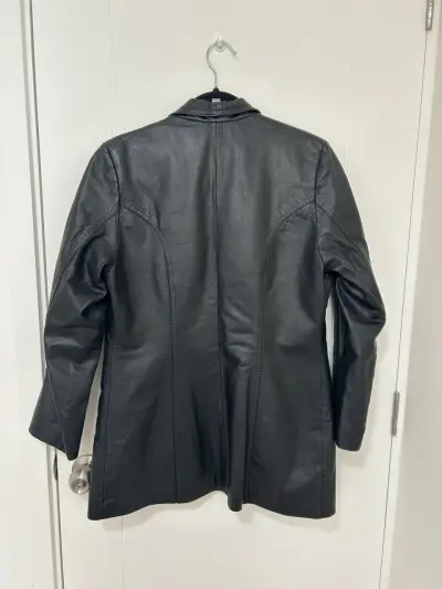 Chaqueta de cuero genuino negra para mujer - miniatura 2