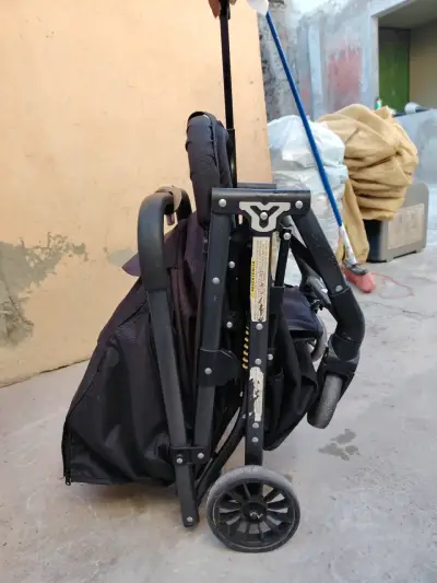 Coche de bebé plegable compacto negro - miniatura 2