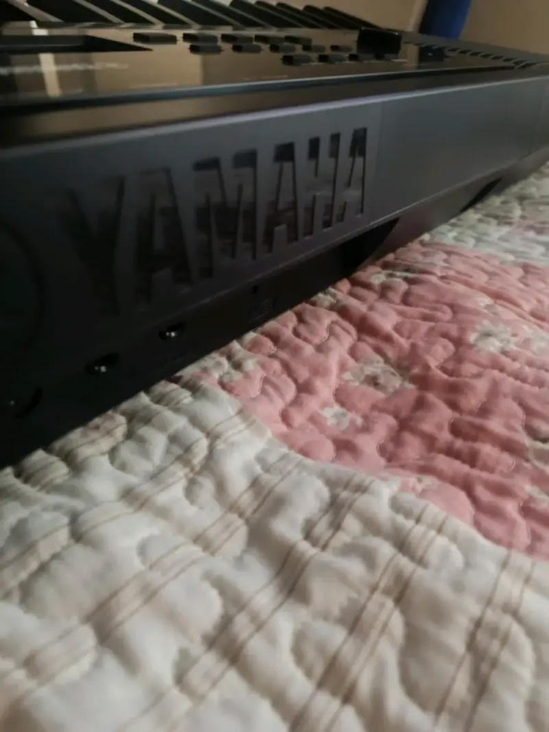 Teclado Yamaha PSR-E273 con múltiples funciones - 1