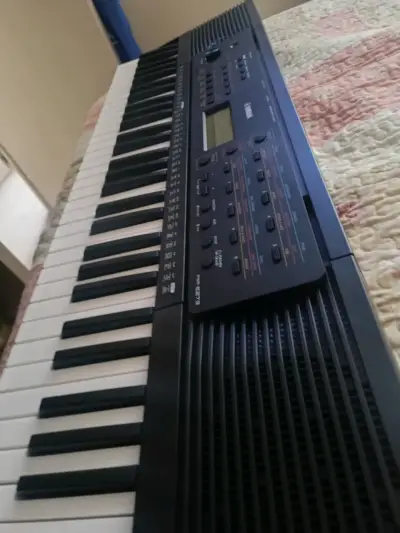 Teclado Yamaha PSR-E273 con múltiples funciones - miniatura 2