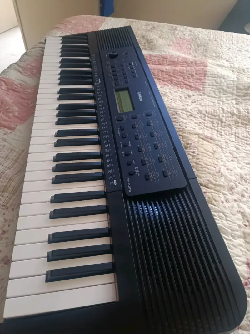 Teclado Yamaha PSR-E273 con múltiples funciones - 3
