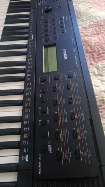 Teclado Yamaha PSR-E273 con múltiples funciones - miniatura 4
