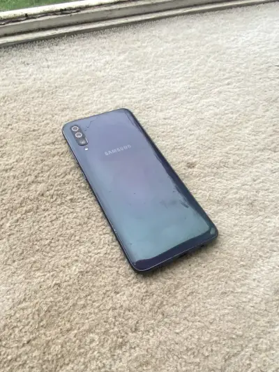 Smartphone Samsung Galaxy A70 en buen estado - miniatura 3