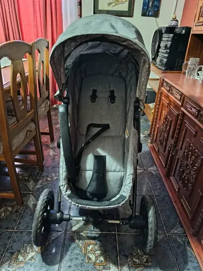 Coche de bebé gris con capota ajustable - miniatura 1