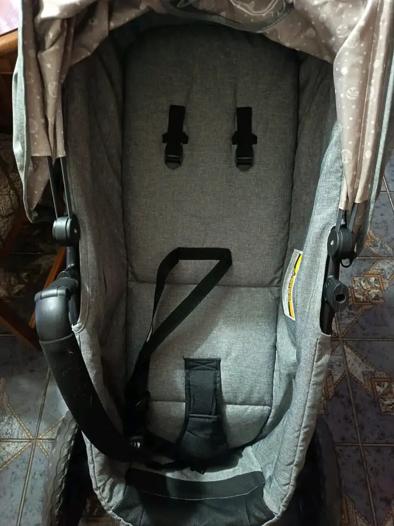 Coche de bebé gris con capota ajustable - 3