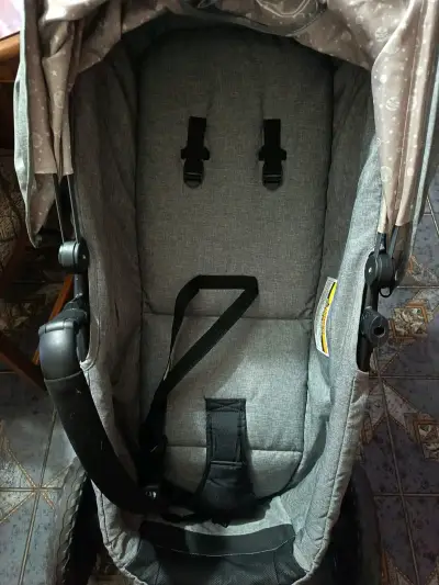 Coche de bebé gris con capota ajustable - miniatura 3