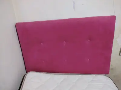 Cama individual con colchón y respaldo rosado - miniatura 1