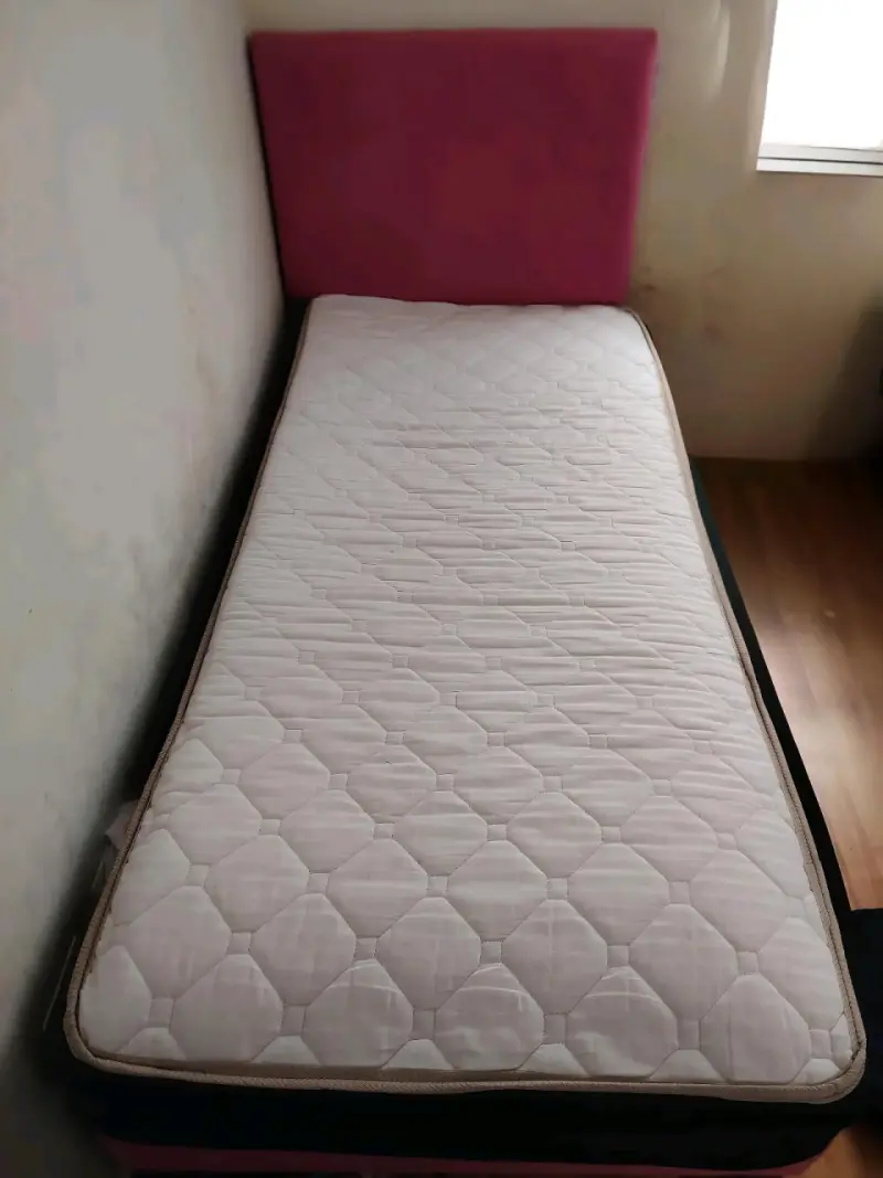 Cama individual con colchón y respaldo rosado - 2