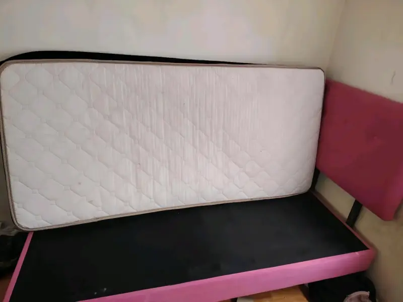 Cama individual con colchón y respaldo rosado - 4