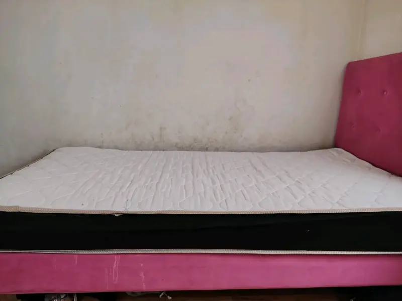 Cama individual con colchón y respaldo rosado - 5