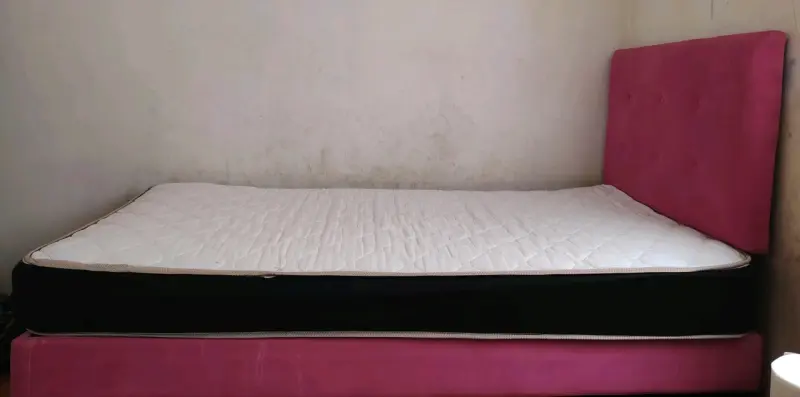 Cama individual con colchón y respaldo rosado - 6