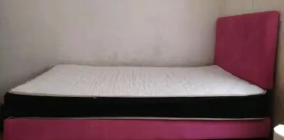 Cama individual con colchón y respaldo rosado - miniatura 6