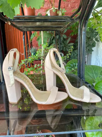 Sandalias de tacón alto color beige Schutz - miniatura 1