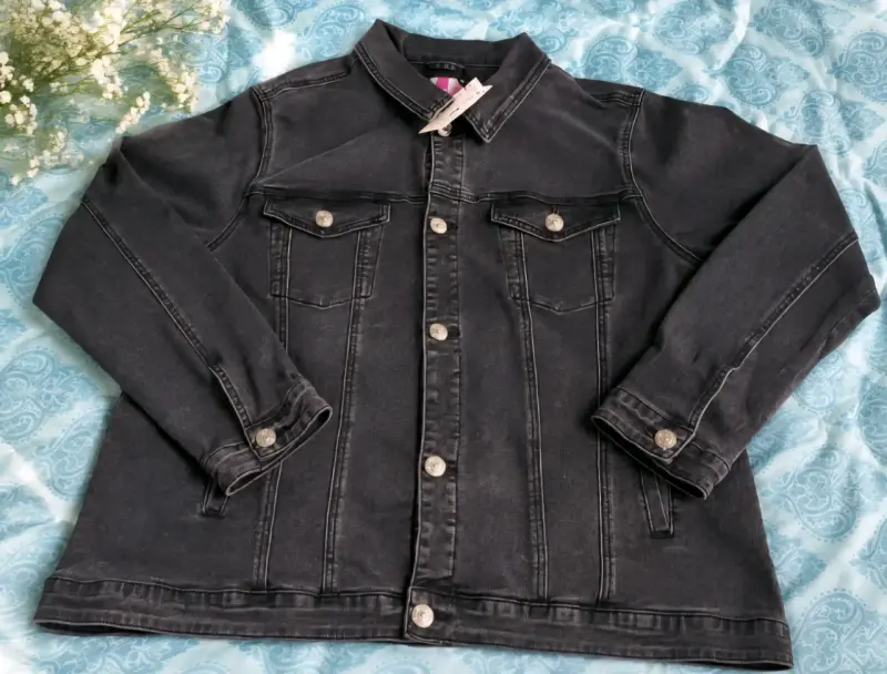 Chaqueta de mezclilla negra para mujer