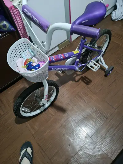 Bicicleta infantil Ozark Trail morada con canasto - miniatura 1