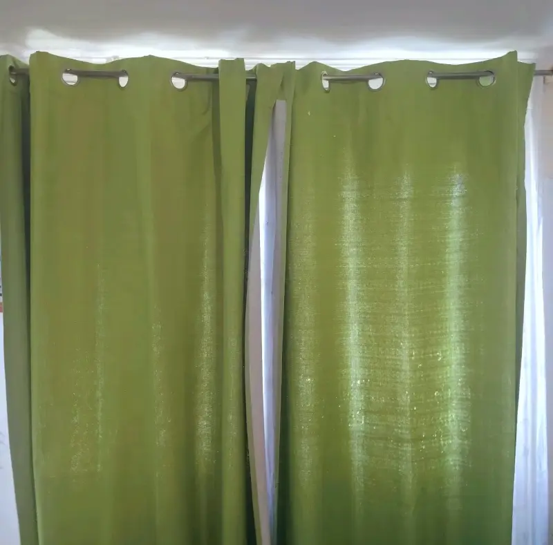 Cortinas verdes con ojales metálicos - 2