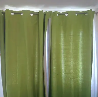 Cortinas verdes con ojales metálicos - miniatura 2