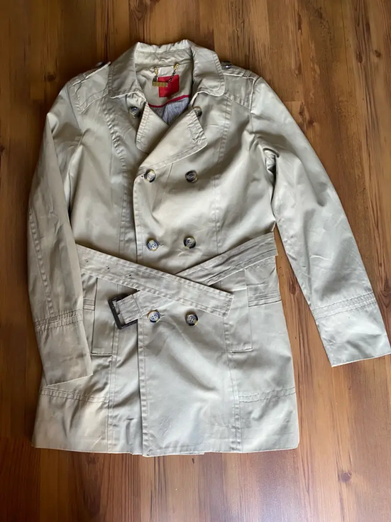 Abrigo trench beige para mujer con cinturón - 1