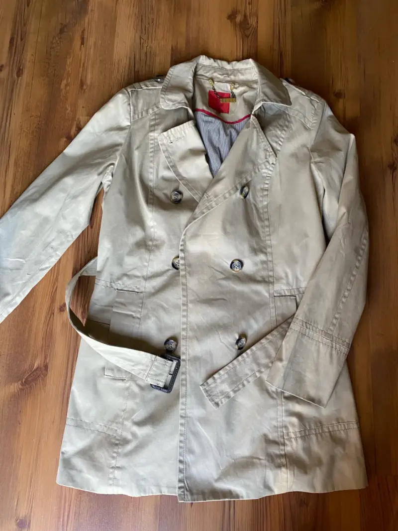 Abrigo trench beige para mujer con cinturón - 2