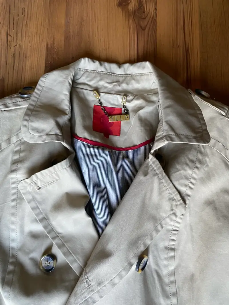 Abrigo trench beige para mujer con cinturón - 3