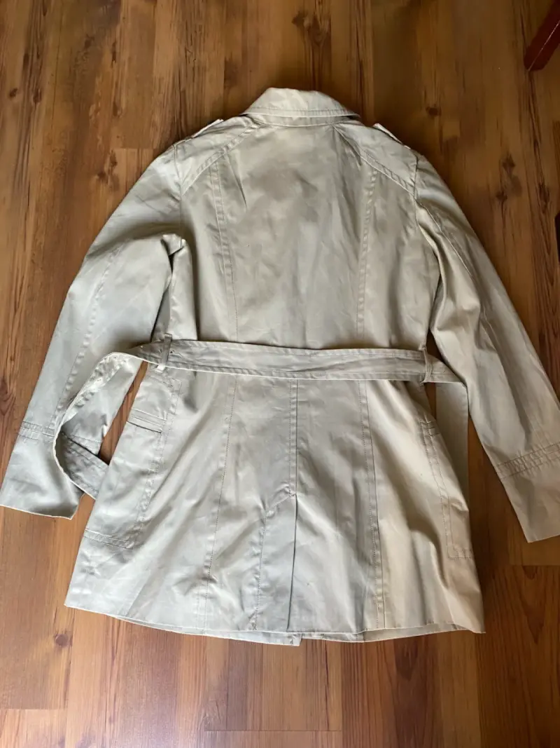 Abrigo trench beige para mujer con cinturón - 4